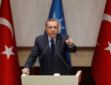 Απειλεί και υπόσχεται ο σουλτάνος κατά τη επίσημη επιστροφή του στο AKP